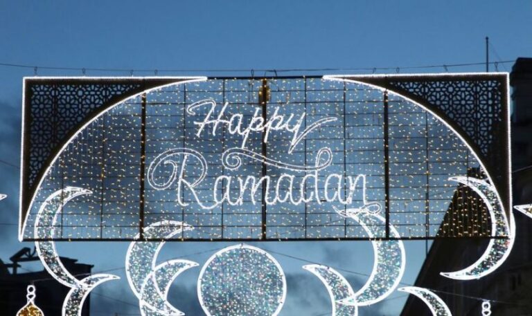 “Urime Ramazani”, rruga e famshme e Londrës zbukurohet para muajit të shenjtë