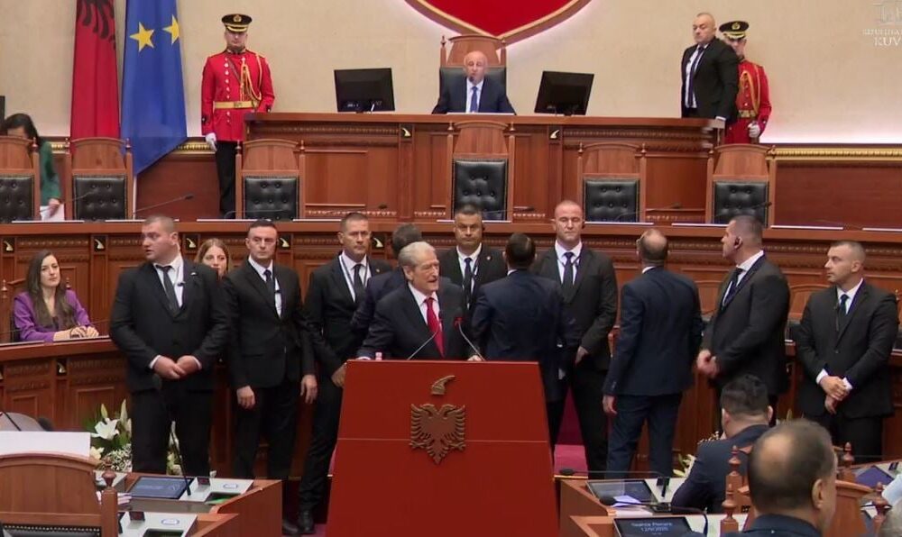 Seanca e parë e Kuvendit të ri në Shqipëri fillon me tensione  Sali Berisha refuzoi të hapte punimet
