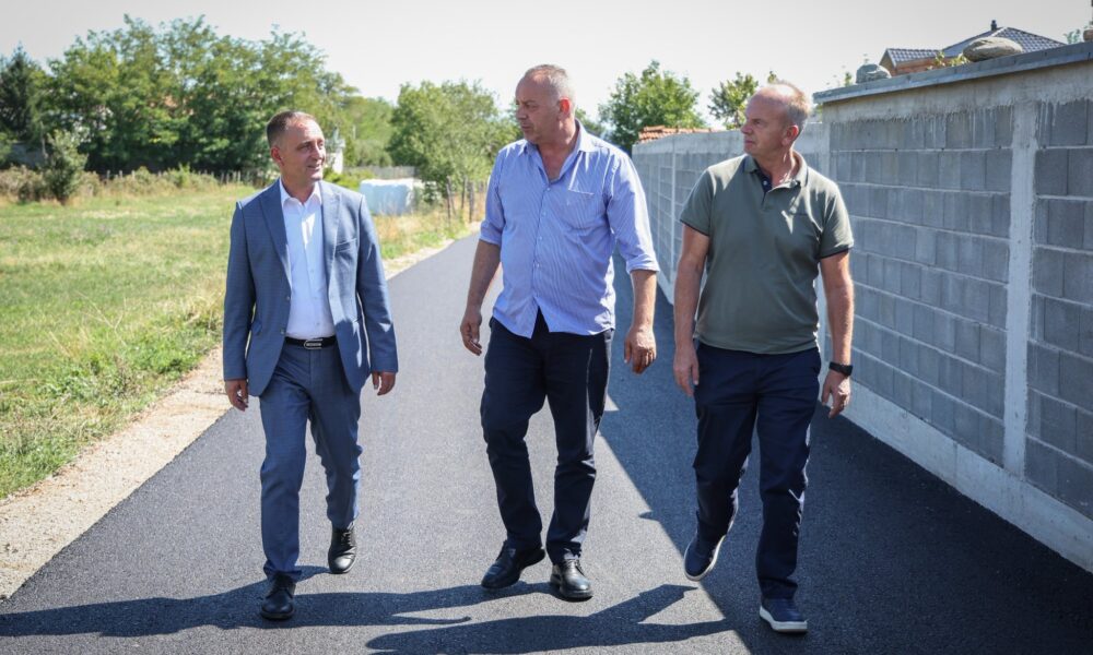 Bashkim Ramosaj  Vazhdojnë me intensitet të lartë punimet në Llotin 4   Asfaltohen rrugët në fshatin Kodrali