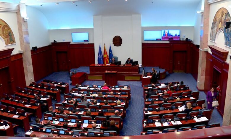 Deputetët u pajtuan  Nuk do të ketë rritje të pagave të zyrtarëve  por as ulje