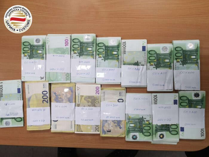Mustafa Dauti  Doganat konfiskojnë gjysmë milioni euro të fshehura në bunker të një minibusi nga Shqipëria