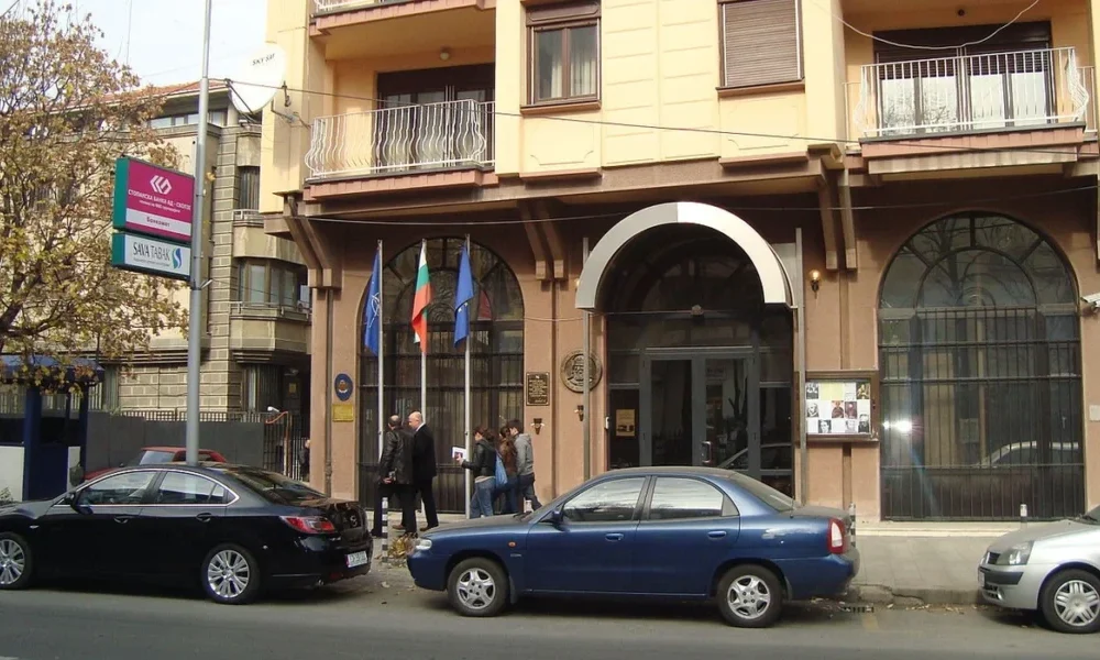 LAJMI I FUNDIT  Sulmohet ambasada bullgare në Shkup