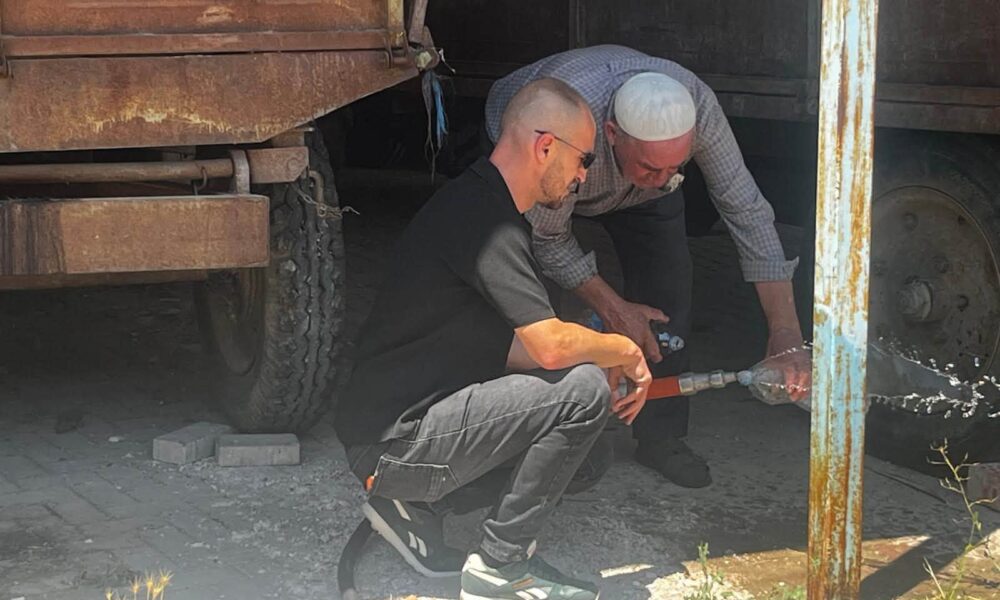 Drejtori i NPK Samet Bislimi bashkë me ekip ndihmon banorët e Çajlës me furnizim me ujë të pijshëm