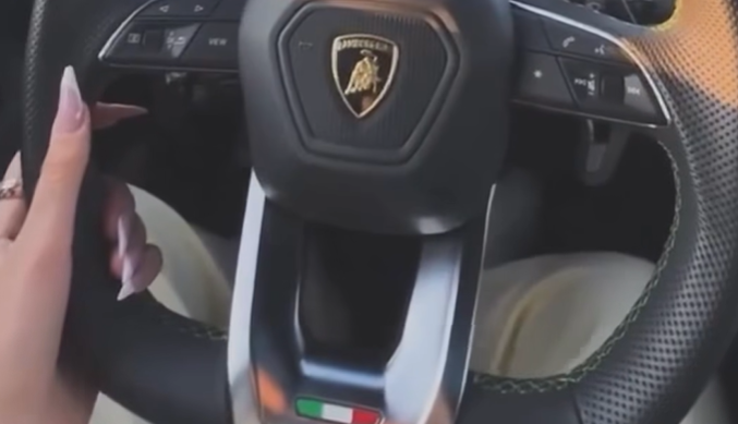  Fluturon  me Lamborghini  kosovarja kap shpejtësinë marramendëse prej 200 km h dhe e filmon veten