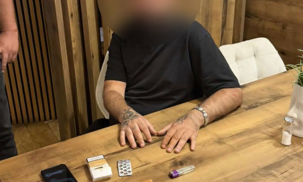 arrestohet-32-vjecari-mashtroi-nje-grua-nga-kumanova-me-9-mije-euro-duke-i-premtuar-pasaporte-te-huaj