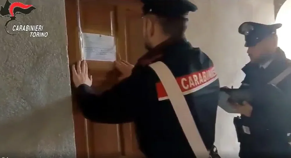 Tmerr në Itali  Spërkati me naftë të dashurën dhe tentoi t i vinte flakën  47 vjeçari ndalet në sekondën e fundit