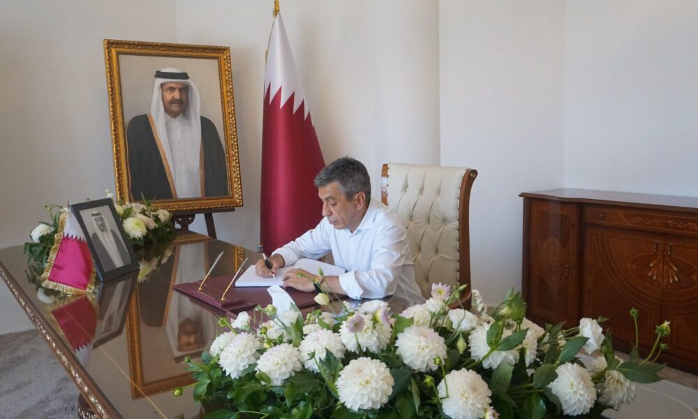Izet Mexhiti nënshkruan në Librin e Zisë për Sheikh Hamad bin Khalifa Al Thanin