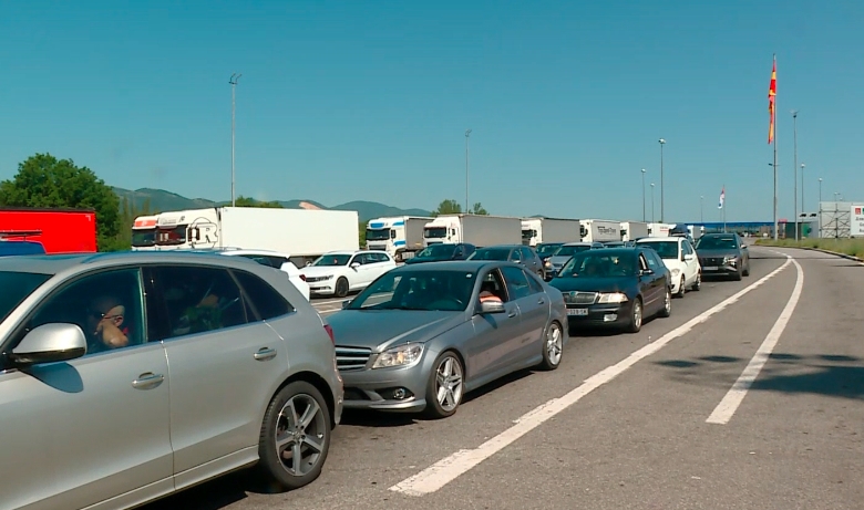 Fundjava e zgjatur shkakton kolona në pikat kufitare  Kolona edhe në pikat e pagesave rrugore