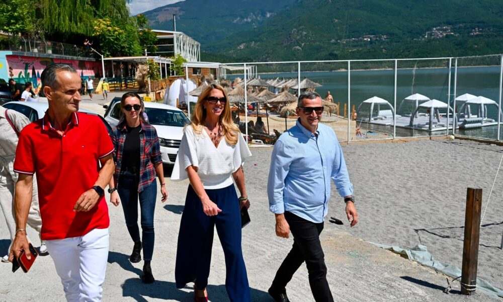 ambasadorja-amerikane-ne-diber-shijon-liqenin-dhe-bukurite-e-qytetit