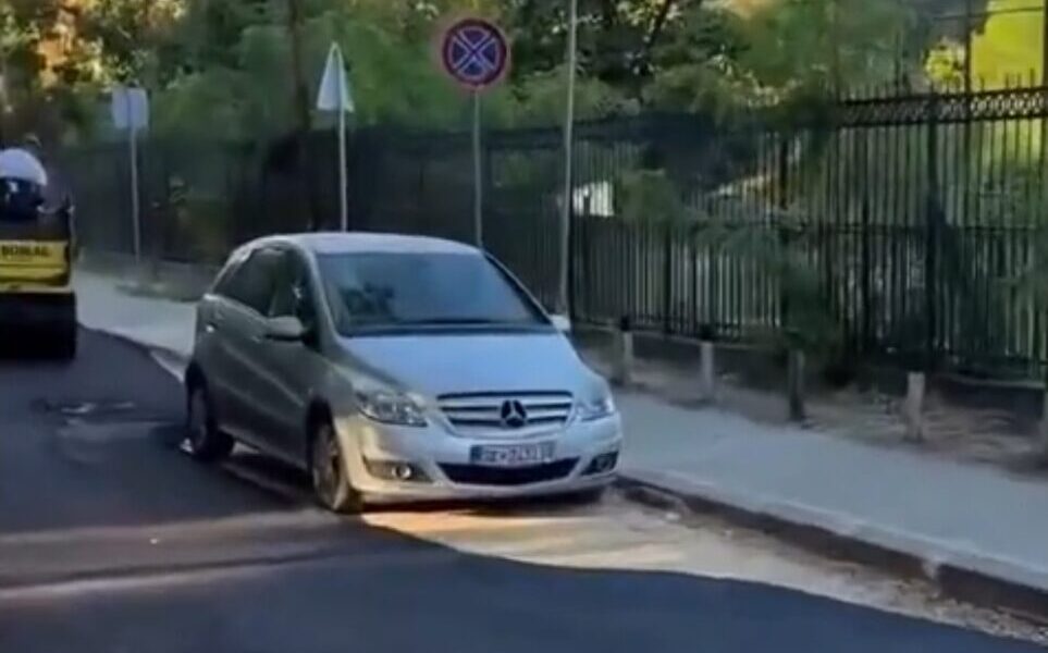 Ndodh në Karposh të Shkupit  S e largon veturën  puntorët detyrohen të asfalltojnë përreth