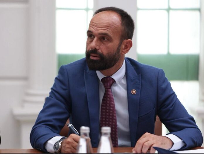 petar-bogojeskit-i-dhemb-propozimi-i-shasivarit-per-10-vjet-i-gjithe-gjyqesori-do-te-flase-shqip